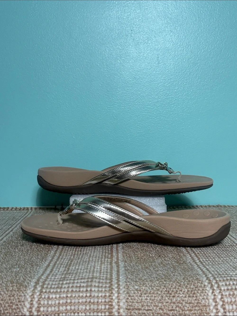 Women’s Vionic Bella X Toe Post Metallic Gold Flip-Flops with Bow. Size-7.5